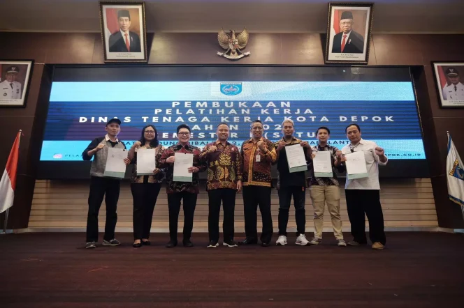 
					Para pelaku usaha berfoto bersama Sekda Kota Depok, Supian Suri (keempat kiri) dan Kepala Disnaker Kota Depok, Mohammad Thamrin (keempat kanan) usai penandatanganan MoU dengan Disnaker Kota Depok di sela Pelatihan Kerja Disnaker Kota Depok Tahun 2023 Semester I di aula lantai 10, Gedung Dibaleka II, Jumat (03/03/23). (Foto: JD 01/Diskominfo).