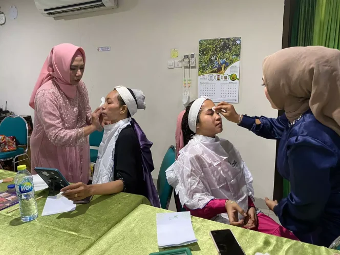 
					Praktek langsung pelatihan tata rias di Wisma Hijau, Cimanggis, Selasa (14/03/23). (Foto: Istimewa).