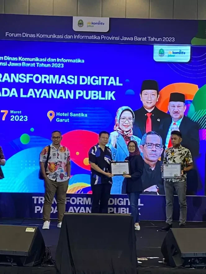 
					Kepala Diskominfo Kota Depok Manto menyabet Juara II lomba video konten aplikasi Sapawarga Tingkat Provinsi Jawa Barat (Jabar) saat kegiatan Forum Diskominfo Provinsi Jabar Tahun 2023, di Garut, Senin (6/3). Piagam diserahkan langsung oleh Kepala Diskominfo Jawa Barat, Ika Mardiah.