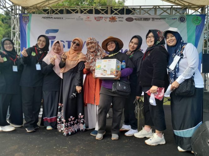 
					<em>Berlangsung Meriah dan Diikuti Ratusan Pelaku UMKM, Bunda Elly Buka Acara Festival UMKM Sukatani 2023</em>
