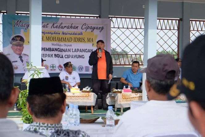 
					Wali Kota Depok, Mohammad Idris saat menghadiri acara tasyakuran Lapangan Jembatan Serong Cipayung, Minggu (19/03/23). (Foto : Diskominfo).