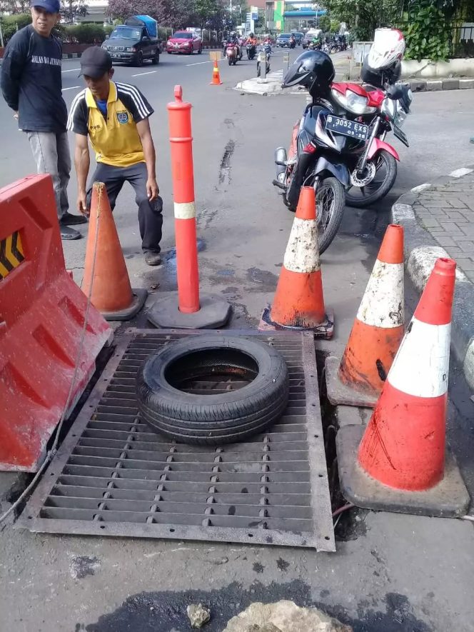
					Satgas DPUPR Tangani Lubang di Depan ITC Depok