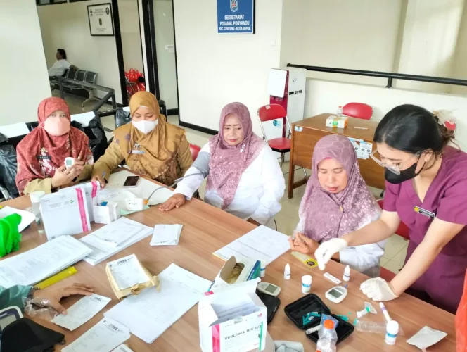 
					Kepala UPTD Puskesmas Cipayung, Yani Haryani Sachmar bersama para petugas memeriksa kesehatan salah satu pengurus Pokja Sehat tingkat kelurahan di Aula Kecamatan Cipayung, Senin (27/02/23). (Foto: JD 05)