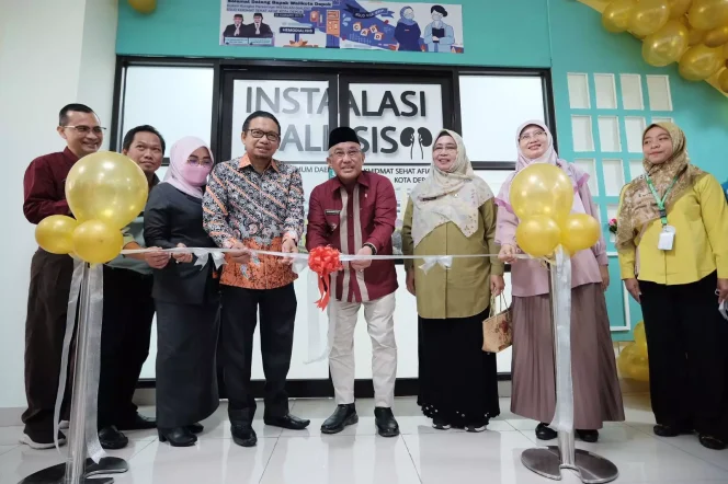 
					Wali Kota Depok, Mohammad Idris, didampingi Direktur RSUD KiSA Kota Depok, Devi Maryori, Ketua dan Anggota DPRD Kota Depok, serta beberapa kepala perangkat daerah meresmikan Instalasi Hemodialisis di Lantai 3 Gedung C RSUD KiSA, Selasa (28/02/23). (Foto: JD 01/Diskominfo)