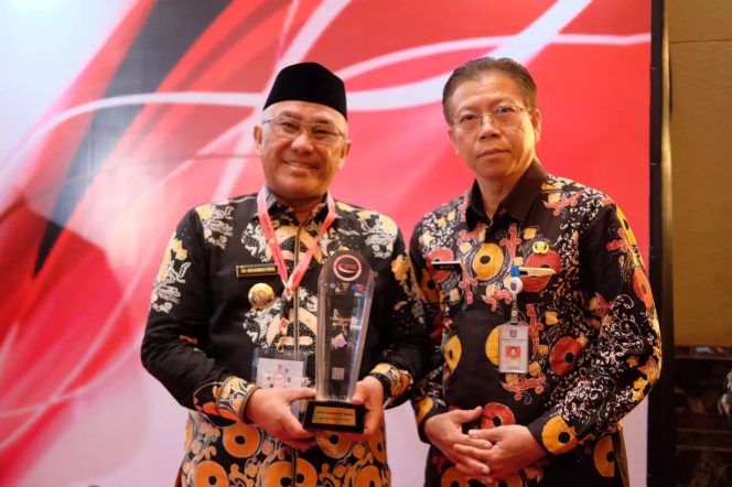 
					Kadiskominfo Kota Depok (kanan), Manto mendampingi Wali Kota Depok, Mohammad Idris menerima penghargaan Digital Government Award pada acara SPBE Summit 2023 yang diselenggarakan oleh (PANRB) Republik Indonesia hari ini Senin (20/03/2023) di Kempinski Grand Ballroom Jalan M.H. Thamrin Nomor 1 Jakarta Pusat. (Foto: Diskominfo).