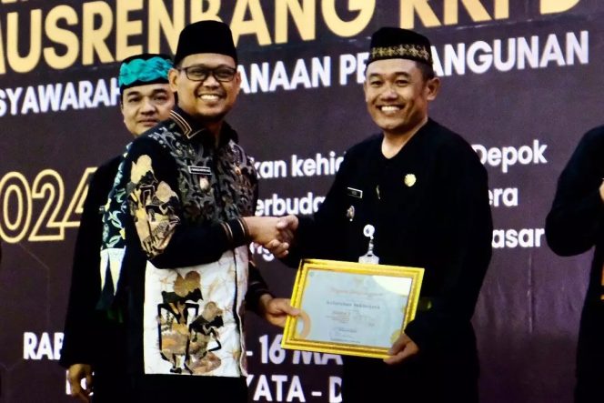 
					Lurah Sukmajaya Yedi, saat menerima penghargaan Perencanaan Partisipatif Pembangunan (SAPA SABA) Award 2023 kategori Perangkat Daerah dengan Perencanaan Terbaik Peringkat Ketiga dari Wakil Wali Kota Depok, Imam Budi Hartono di Hotel Bumi Wiyata, Kamis (16/03/23). (Foto:JD 04/Diskominfo).