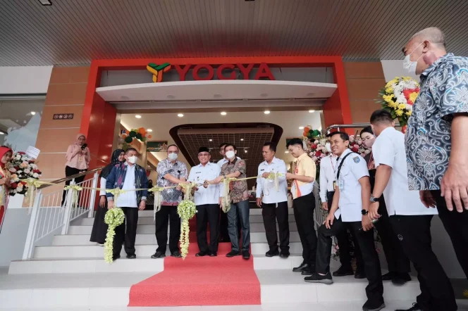 
					Foto: JD 01/Diskominfo Wali Kota Depok, Mohammad Idris, didampingi Kepala DKUM Kota Depok, Dede Hidayat, meresmikan Toserba Yogya di Jalan Tole Iskandar, Kecamatan Sukmajaya, Rabu (01/03/23).