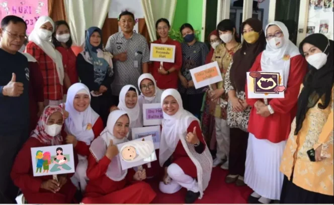 
					Lurah Sukmajaya, Yedi (tengah) dan Ketua Tim Penggerak Pemberdayaan Kesejahteraan Keluarga (TP PKK) Kelurahan Sukmajaya, Ai Hartati Yedi (tengah) bersama para kader Posyandu Nuri RW 03 Kelurahan Sukmajaya, Kecamatan Sukmajaya. (Foto: Istimewa)