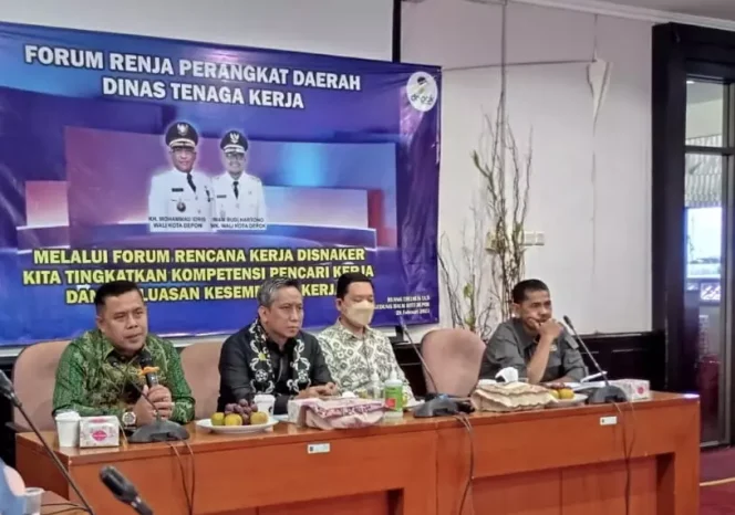 
					Kepala Disnaker Kota Depok, Mohammad Thamrin (kedua dari kiri) saat pelaksanaan Forum Renja Disnaker, Selasa (28/02/23). (Foto: Istimewa).