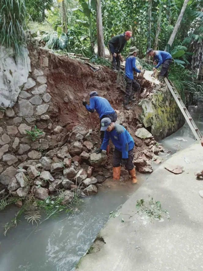 
					Dinas Pekerjaan Umum dan Penataan Ruang (DPUPR) Kota Depok diturunkan untuk menangani longsor di Kali Kramat Bawah RT 05 RW 01 Kelurahan Pangkalan Jati, Kecamatan Cinere. Lokasi longsor terjadi di dua titik dalam satu aliran kali. (Foto: Istimewa)