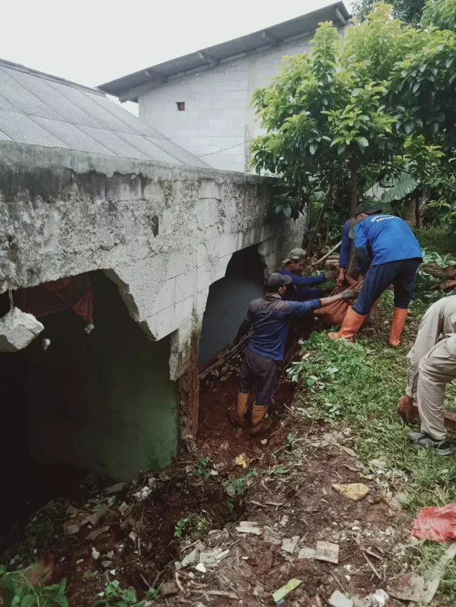 
					Satgas DPUPR Kota Depok diturunkan untuk menangani longsor akibat luapan Kali Cabang Barat, RT 2 RW 3 Kelurahan Cipayung Jaya, Kecamatan Cipayung, Selasa (14/03/23).