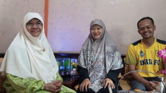 
					Nur Azizah Tahmid Jenguk Warga Sakit Bawa Air Zam-zam