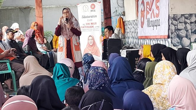 
					Hadir Dalam Aksi PKS Menyapa, Hj. Iin Nur Fatinah Sampaikan Bahwa PKS Selalu Melayani Sepenuh Hati