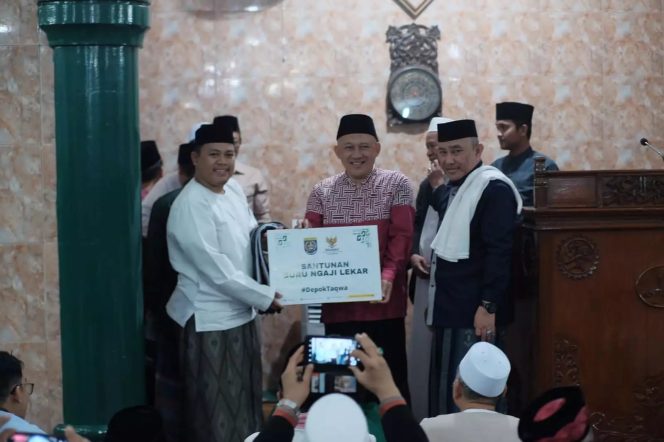 
					Lewat Kegiatan Tarling, Baznaz Bersama Pemkot Depok Serahkan Sejumlah Bantuan Bagi Pengurus Masjid
