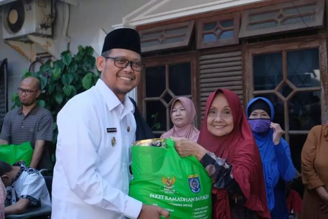 
					Pemkot Bersama Baznas Depok Serahkan 50 Paket Sembako Untuk Lansia dan Disabilitas di Sukmajaya