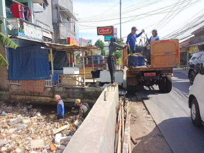 
					Cegah Banjir, Satgas DPUPR Angkut Sampah KCB Mampang Selama Tiga Hari Berturut-Turut