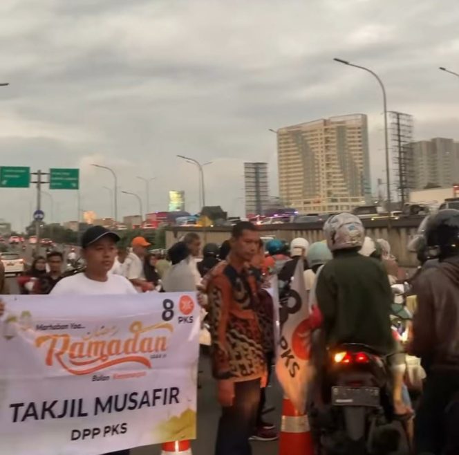 
					PKS Muda Depok Turut Serta Dalam Kegiatan “Takjil Musafir” di Jalan TB Simatupang