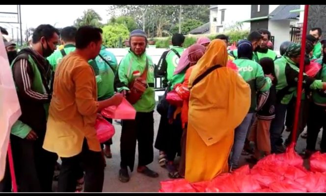 
					Berbagi Kebahagiaan, Yayasan Khadimul Ummah Madani Bagikan Menu Buka Puasa Istimewa Pada 500 OJOL