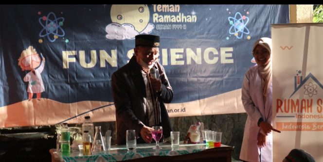 
					Senangnya Anak-Anak Panti Asuwain Timor Melakukan Percobaan Fun Science bersama Biman Foundation