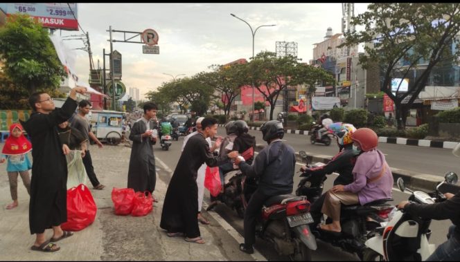 
					DPRa PKS Kemirimuka Bagi Takjil Gratis