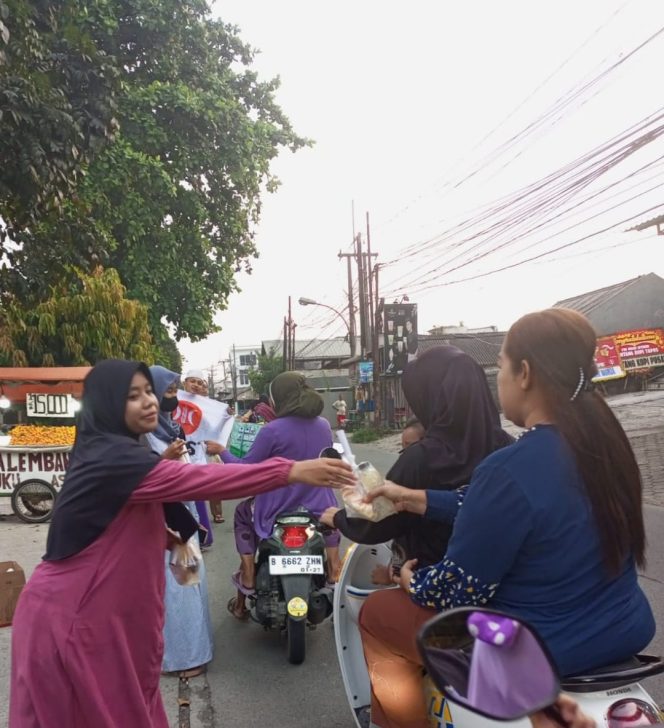 
					Bulan Ramadhan Bulan Berbagi, PKS Kelurahan Tapos Bagikan Takjil ke Masyarakat