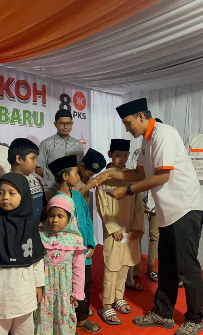 
					Rudi Sahputra menggelar temu tokoh, pembagian 400 bingkisan lebaran serta santunan kepada anak yatim piatu