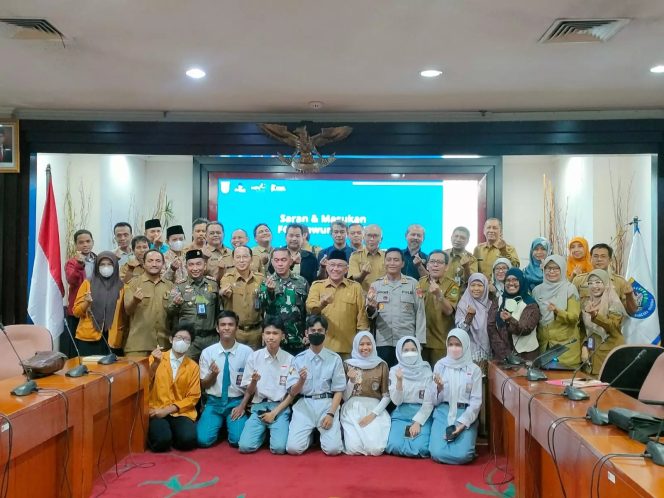 
					Foto: Istimewa Wali Kota Depok, Mohammad Idris berfoto bersama stakeholder usai Focus Group Discussion kajian fenomena tawuran remaja, di Ruang Edelweis Lantai 5 Balaikota, belum lama ini
