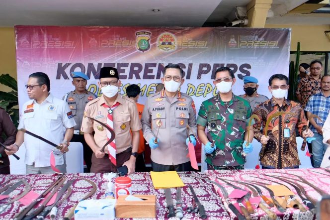 
					Kapolres Metro Depok, Kombes Pol Ahmad Fuady, bersama Wakil Wali Kota Depok, Imam Budi Hartono dan Forkopimda saat menghadiri konferensi pres, di halaman Polres Metro Depok, Jumat (14/04/23). (Foto: Diskominfo).