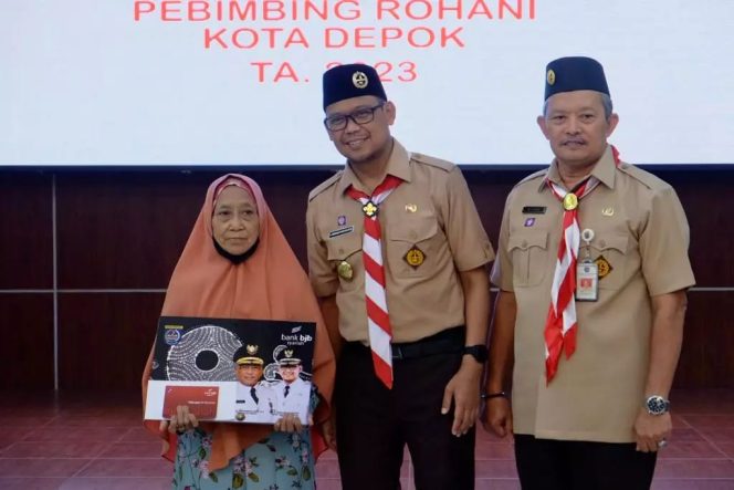 
					Wakil Wali Kota Depok, Imam Budi Hartono bersama Asisten Pemerintahan dan Kesejahteraan Rakyat, Sri Utomo saat memberikan bantuan dana insentif secara simbolis kepada Pimroh. (Foto : JD04/Diskominfo)