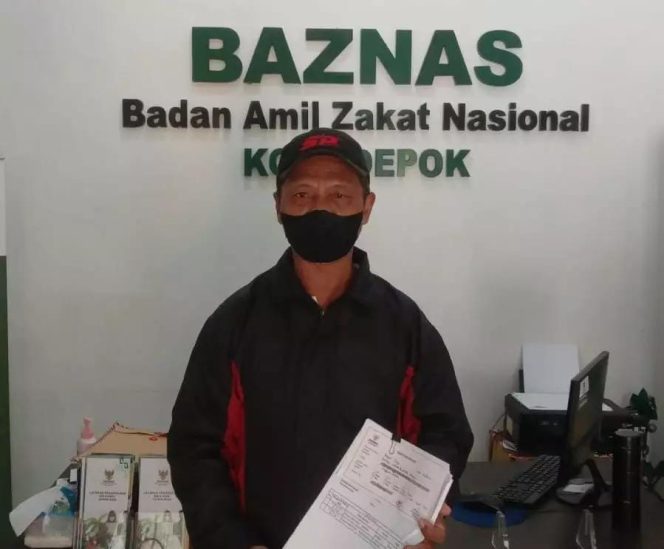 
					Wagino, ayah Ferda Windasari saat mendatangi Baznas Kota Depok. (Sumber: Istimewa).