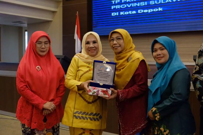 
					Ketua TP-PKK Kota Depok, Elly Farida (kedua dari kanan) saat menerima cinderamata mata dari Ketua TP-PKK Kabupaten Konawe Selatan Nurlim Surunuddin di aula Lantai 10, Gedung Dibaleka II, Jumat (12/05/23). (Foto:JD 04/Diskominfo).