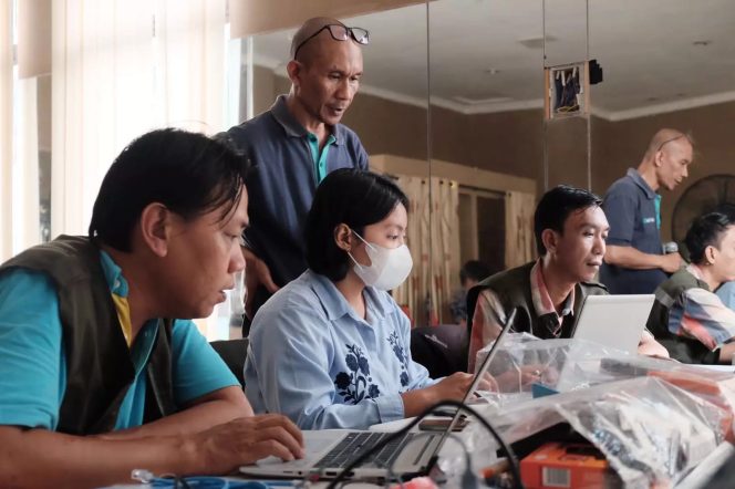 
					Rafida Aziza Permatasari (tengah) peserta asal Kelurahan Sukmajaya Kecamatan Sukmajaya saat mengikuti pelatihan servis komputer di aula Semoet Coffee and Eatery Cimanggis, kemarin (11/05/23). (Foto: JD 01/Diskominfo).