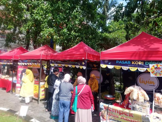 
					Foto: istimewa Pengunjung mendatangi stan-stan Pasar Kopi Depok yang berlokasi di Halaman Dekranasda Balai Kota Depok, Kamis (11/05/23).