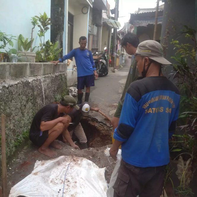 
					DPUPR Kota Depok menurunkan satu regu satgas guna memperbaiki Jalan Masjid RT 04 RW 10 Kelurahan/Kecamatan Pancoran Mas (Panmas), Kamis (11/05/23)