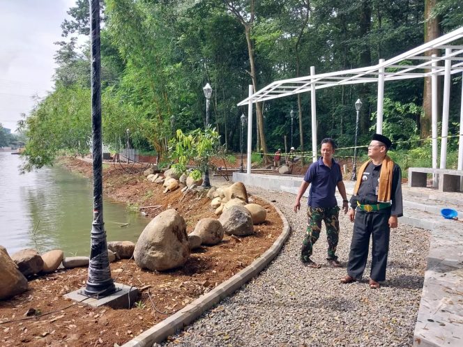 
					Lurah Jatijajar, Mujahidin saat meninjau revitalisasi Setu Jatijajar yang dilakukan oleh Pemprov Jabar, Kamis (11/05/23). (Foto : Diskominfo).