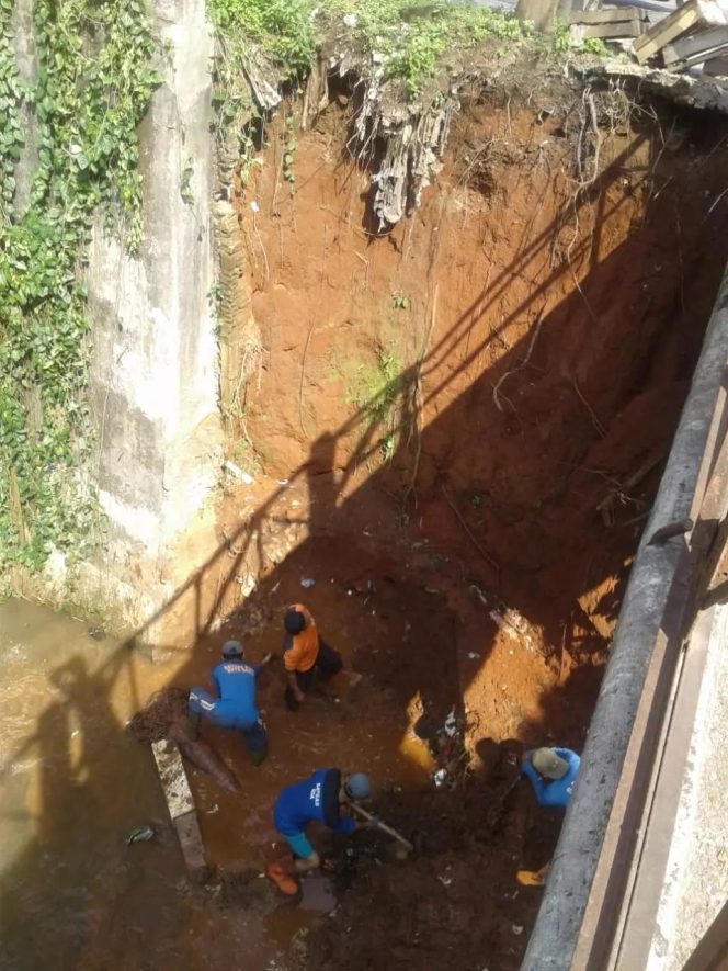 
					Satgas DPUPR Kota Depok diturunkan untuk melakukan penanganan longsor di RT 04, RW 01 Kelurahan Tanah Baru, Kecamatan Beji, Kamis (11/05/23).