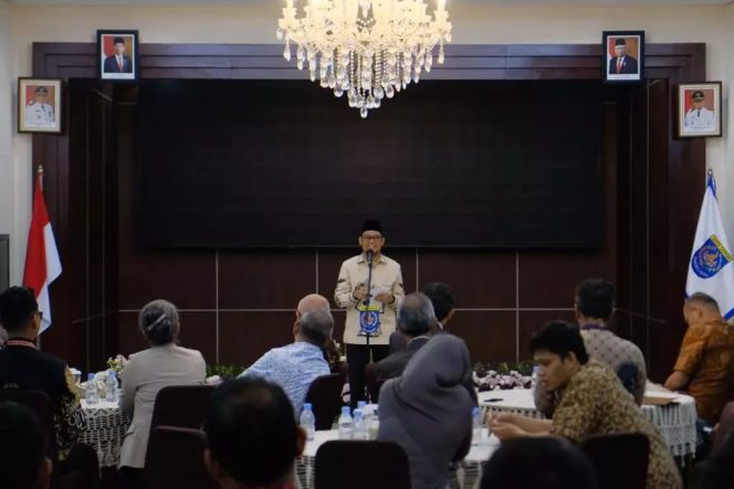 
					Foto: JD 04/Diskominfo Wakil Wali Kota Depok, Imam Budi Hartono menyampaikan sambutan pada acara Welcome Dinner Regional CES National Workshop 2023, di Aula Teratai Lantai 1 Balai Kota Depok, Rabu (10/05/23) malam