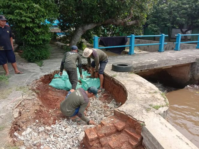 
					Satgas DPUPR Kota Depok diturunkan untuk melakukan penanganan longsor sepanjang 2 meter di sempadan Kali Cabang Tengah RT 05 RW 02 Kelurahan Depok, Kecamatan Pancoran Mas, Senin (08/05/24).