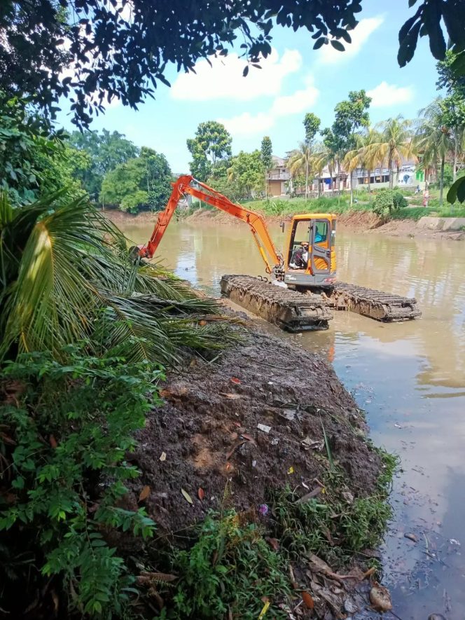 
					Dinas Pekerjaan Umum dan Penataan Ruang (DPUPR) Kota Depok sejak Selasa (02/05) melakukan normalisasi Danau Perumahan Permata Depok di Kelurahan Pondok Jaya, Kecamatan Cipayung. Upaya ini dilakukan agar fungsi penampung air bisa lebih maksimal, sehingga bisa mencegah banjir saat musim penghujan.

