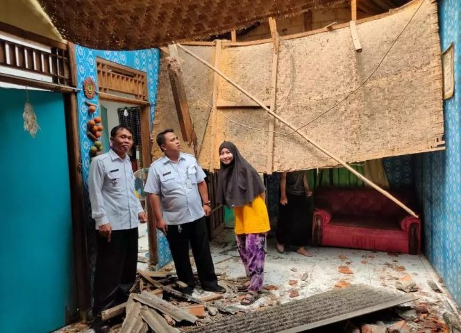 
					Foto: istimewa Lurah Cipayung Jaya, Zayadi didampingi Kepala Seksi Ekonomi dan Pembangunan Kelurahan Cipayung Jaya meninjau langsung rumah korban terdampak hujan lebat di Jalan H. Kuteng RT 003 RW 007, Rabu (03/05/23).