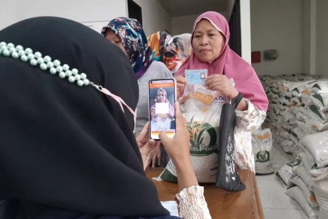 
					Warga Pontir saat mencocokan data sebelum menerima bantuan beras dari Kemsos RI. (Foto : Istimewa).