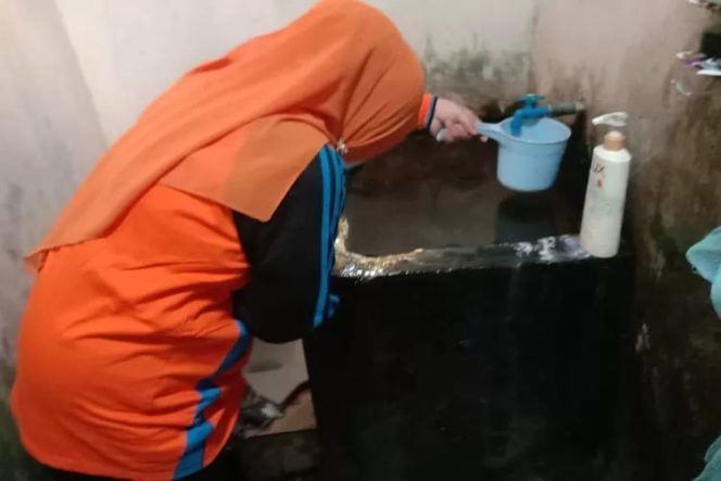 
					Kader TP-PKK Bojongsari BAru saat melakukan pemeriksaan jentik di salah satu rumah warga. (Foto : IStimewa)