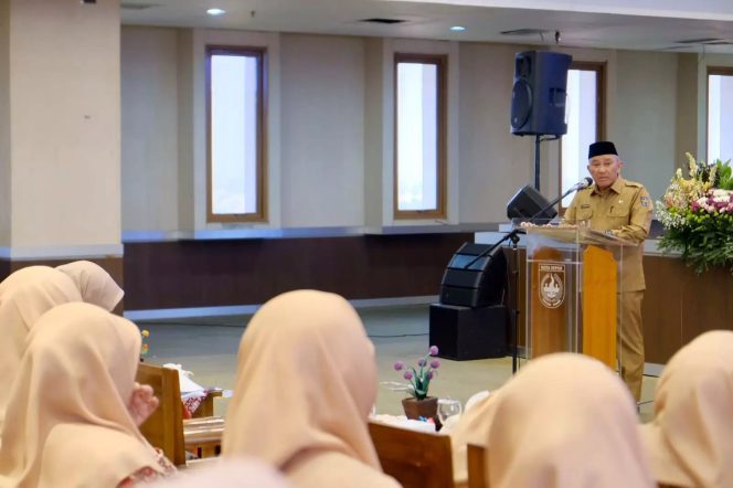 
					Kota Depok, Mohammad Idris memberikan pengarahan kepada para Kader PKK se-Kota Depok di Lantai 10, Gedung Dibaleka 2, Balai Kota Depok, Senin (15/05/2023). Foto by muadz)