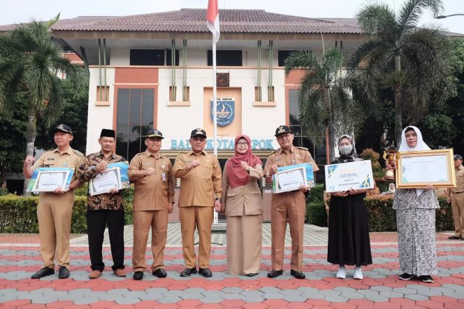 
					Foto: JD 01/Diskominfo Wali Kota Depok, Mohammad Idris bersama para peraih penghargaan Lomba Program Bangga Kencana dan Penurunan Stunting Tingkat Provinsi Jawa Barat (Jabar) dan Lomba Apresiasi Kampung KB Tingkat Kota Depok Tahun 2023, usai kegiatan apel pagi ASN di Balai Kota Depok, Senin (29/05/23).