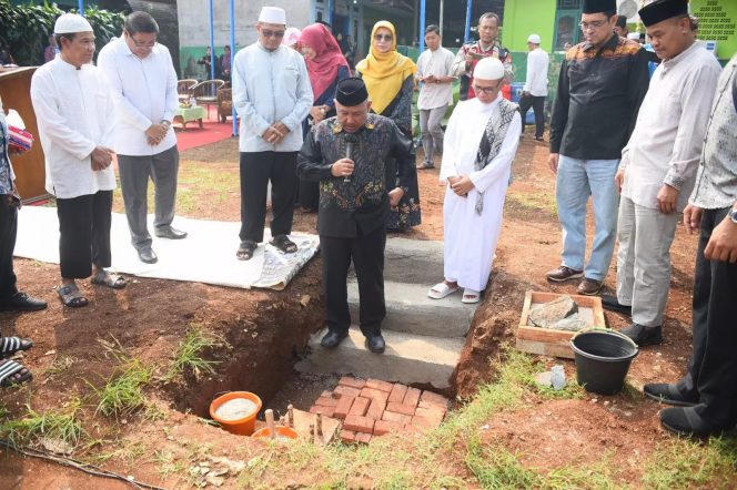 
					Wali Kota Depok, Mohammad Idris melakukan peletakan batu pertama pembangunan Rumah Tahfidz Quran, Yatim dan Dhuafa Nurul Imani yang berlokasi di Jalan Flamboyan RT 07 RW 06 Kelurahan/Kecamatan Pancoran Mas (Panmas), Minggu (28/05/23). (Foto: istimewa).