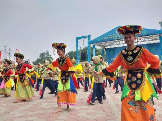 
					Penampilan Tari Topeng Cisalak pada Musyawarah Daerah (Musda) ke-7 Pimpinan Daerah Muhammadiyah (PDM) dan ‘Aisyiyah (PDA) Kota Depok di Perguruan Muhammadiyah Cinangka, Cabang Muhammadiyah Sawangan, Sabtu (27/05/23). (Foto : Diskominfo).