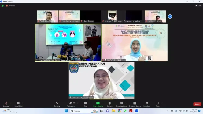 
					berita.depok.go.id - Kepala Dinas Kesehatan (Kadinkes) Kota Depok, Mary Liziawati mengatakan, pihaknya siap menyukseskan target 95 persen sasaran terimunisasi di pelaksanaan Sub Pekan Imunisasi Nasional (PIN) Polio putaran kedua yang dimulai pada 22 Mei 2023.

Untuk mencapai target tersebut, Mary meminta berbagai pihak memperkuat kolaborasi agar dapat memaksimalkan perannya dalam keberhasilan Sub PIN Polio.

Oleh sebab itu, pihak Dinkes melakukan koordinasi dengan berbagai pihak, mulai dari perguruan tinggi yang memiliki jurusan kesehatan, organisasi profesi di bidang kesehatan hingga tenaga kesehatan (nakes) melalui rapat koordinasi (rakor) secara daring.

