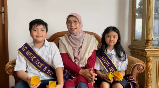 
					Bunda Literasi Kota Depok, Elly Farida saat foto bersama Abang yang diraih oleh ananda Jeremi dan Aqueena yang terpilih menjadi Abang Mpok cilik. (Foto : Istimewa)