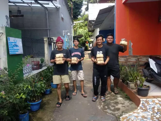 
					Sejumlah panitia Iduladha RW 07 Ratujaya membagikan daging kurban berwadah besek kepada warga sekitar, Kamis (29/06/23). (Foto: istimewa).