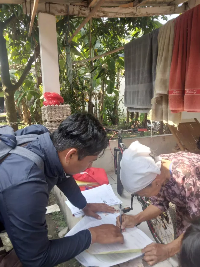 
					Tim Disrumkim saat melakukan verifikasi lapangan calon penerima RTLH di Kelurahan Depok, Kecamatan Panmas, Senin (05/06/23).